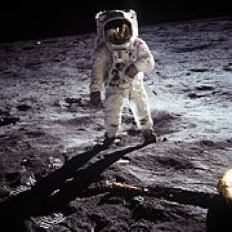In 1968 NASA lansează Apollo 7, prima misiune cu oameni la bord (astronauţii: Wally Schirra, Donn F. Eisele si Walter Cunningham)