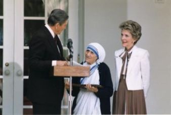 Maica Tereza primeşte Premiul Nobel pentru Pace - poza 1